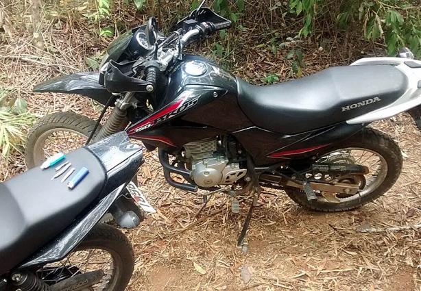 As duas motocicletas foram apreendidas, bem como os cigarros de maconha encontrados com os seus condutores