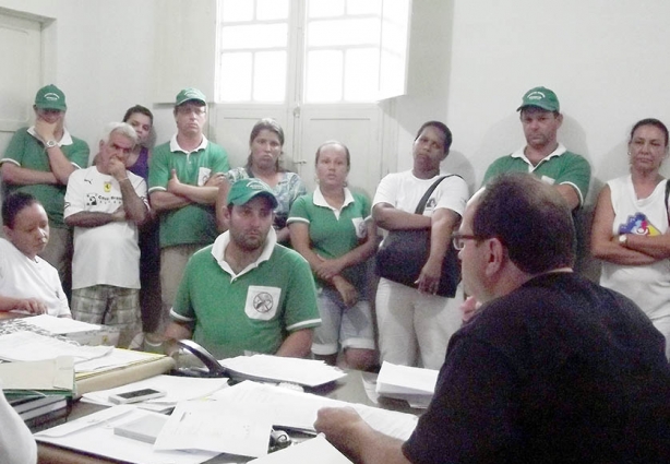 Oninho, de costas, anunciou o reajuste aos servidores em reunião em seu gabinete