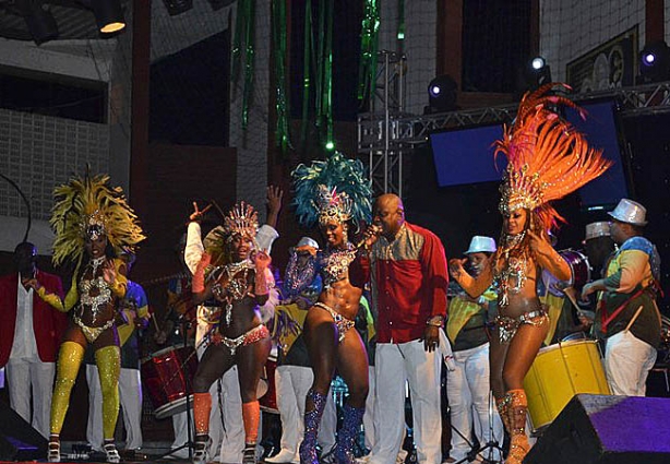 Assim como ocorreu nos bailes de anos anteriores, o show das mulatas e da bateria é o ponto alto da noite