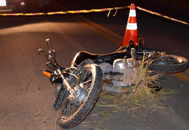 A moto, após colidir na cerca, parou no meio da pista
