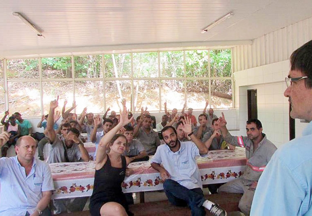 Isaac, de costas em primeiro plano, comanda a assembleia que aprovou o Acordo Coletivo de Trabalho