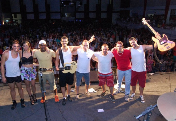 Banda Tropicália no encerramento de seu show no Baile do Vermelho e Branco