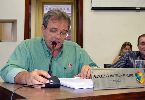 Geraldo Majella lê o seu relatório com as conclusões sobre a venda de imóveis para a compra do Cine Edgard