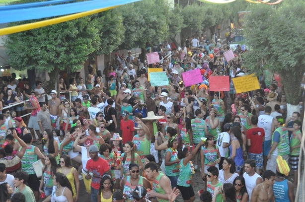 Blocos com milhares de pessoas desfilam durante o dia em Itamarati de Minas