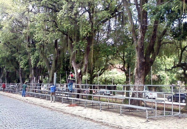 As arquibancadas estavam sendo montadas essa semana na avenida Astolfo Dutra