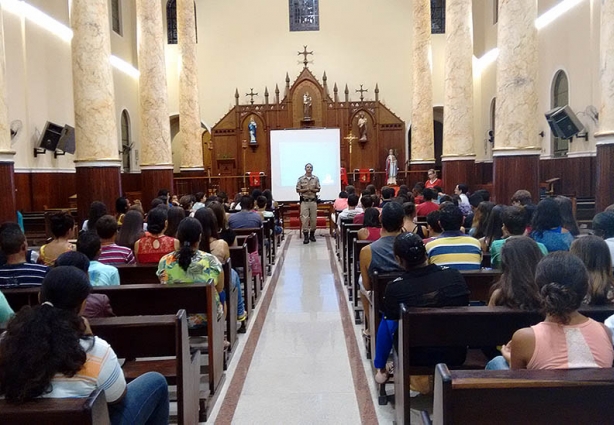 O Sargento Coelho durante palestra sobre prevenção ao uso de drogas, realizada em Miraí