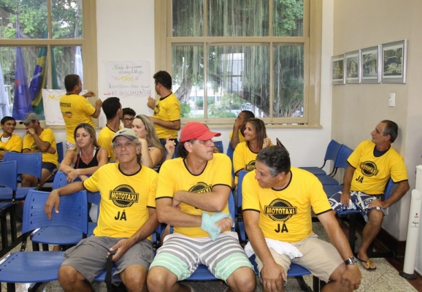 Os mototaxistas saíram frustrados da sessão que adiou a votação do projeto de lei que regulamenta o serviço no município