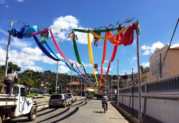 A Praça da Matriz, em Miraí, será palco do carnaval e recebe decoração especial