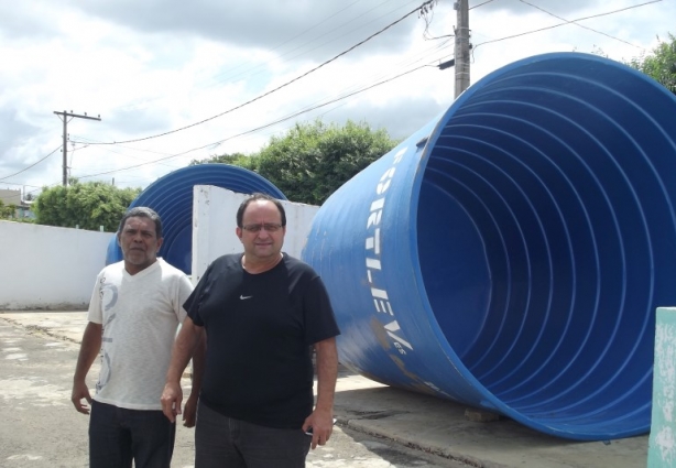 O prefeito Oninho, de camisa azul, com um técnico da prefeitura, ao lado de um dos reservatórios adquiridos