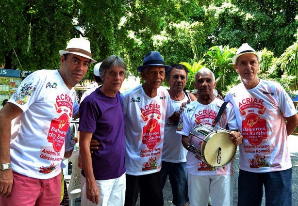 Direção da Acriar, homenageados e o secretário de Cultura, Zeca Junqueira