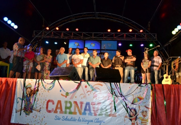 O prefeito Claudiomir Vieira reuniu secretários e vereadores na abertura oficial do Carnaval
