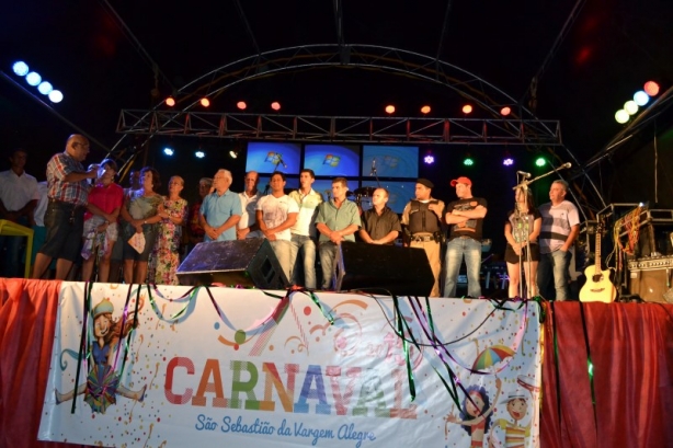 O prefeito Claudiomir Vieira reuniu secret&aacute;rios e vereadores na abertura oficial do Carnaval