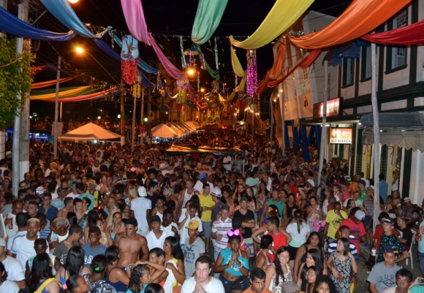 A multidão que tomou conta de Mirai neste sábado pode ter sido a maior da história do carnaval local