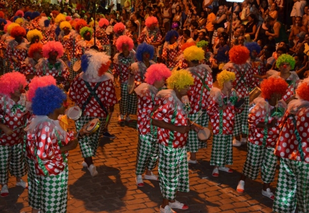 A Unidos da Taquara Preta surpreendeu ao vestir a bateria com roupa de palhaço e encantou a Passarela do Samba 