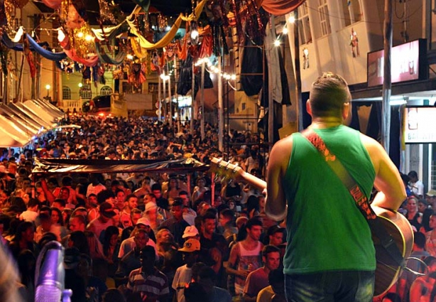 Domingo de Carnaval em Miraí repete sucesso de público e banda Conexão a Mil empolga a multidão