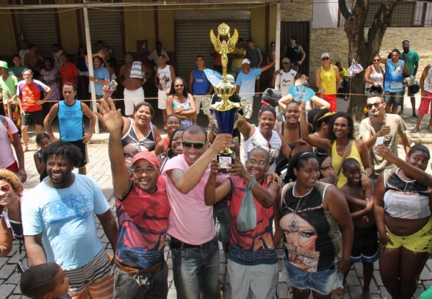 O bloco Vida do Morro comemorou com muito entusiasmo e alegria o título de bloco campeão do carnaval 2015