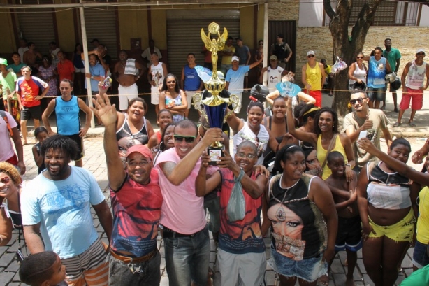 O bloco Vida do Morro comemorou com muito entusiasmo e alegria o t&iacute;tulo de bloco campe&atilde;o do carnaval 2015