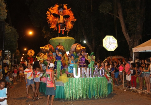 A Escola de Samba União dos Bairros encerrou os desfiles de carnaval com o público gritando em coro: "É campeã!"