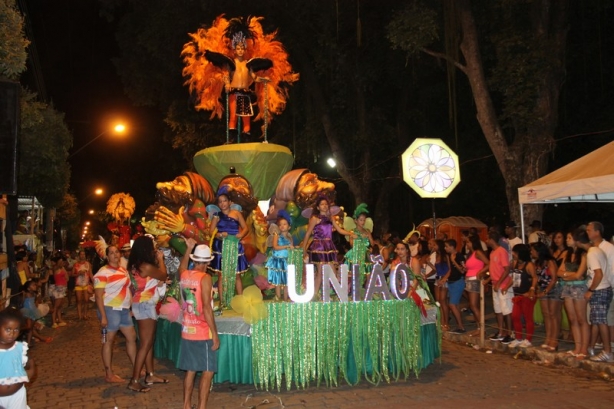 A Escola de Samba Uni&atilde;o dos Bairros encerrou os desfiles de carnaval com o p&uacute;blico gritando em coro: &quot;&Eacute; campe&atilde;!&quot;
