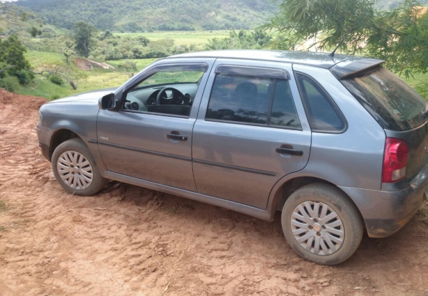 O carro roubado utilizado na fuga foi encontrado abandonado na estrada vicinal para Piacatuba