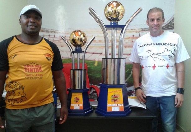 Ricardo "Tucano" e o secretário de esportes, Ricardo Dias,mostram os troféus da competição