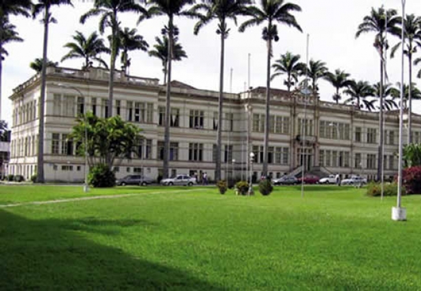 A Universidade Federal de Viçosa abre concurso público para professores e técnicos 