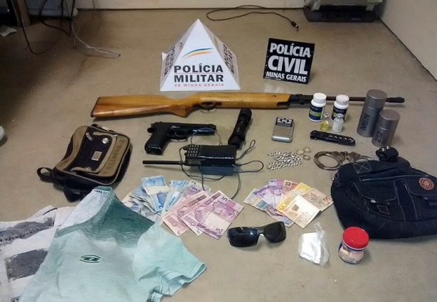 Na casa do suspeito foi encontrada uma espingarda e até um rádio comunicador de uso da Polícia Militar