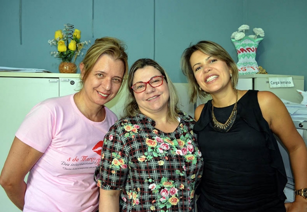 Maria Ângela, Eliana Spíndola e Carol Damasceno, organizam as comemorações do Dia Internacional da Mulher
