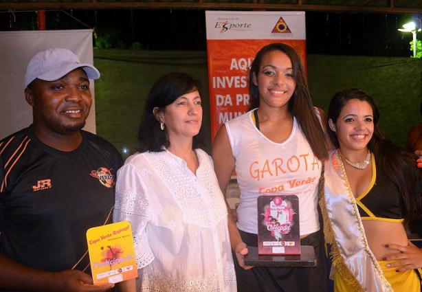 Jamilly Cristina exibe o troféu de Garota Copa Verão 2015