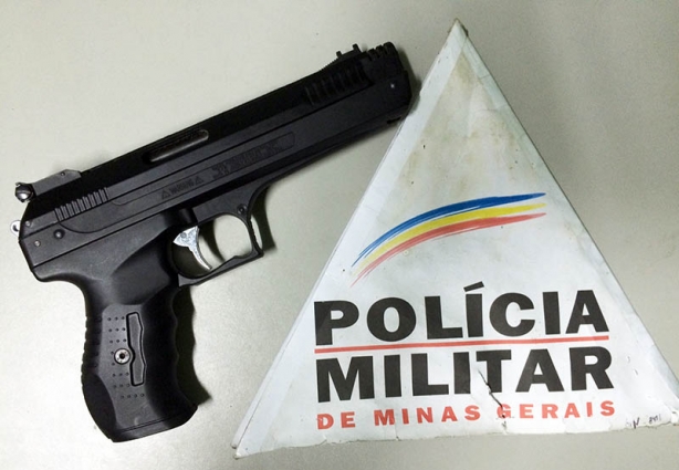 A arma encontrada com os rapazes em um bar na Taquara Preta é idêntica a uma pistola de uso exclusivo das Forças Armadas