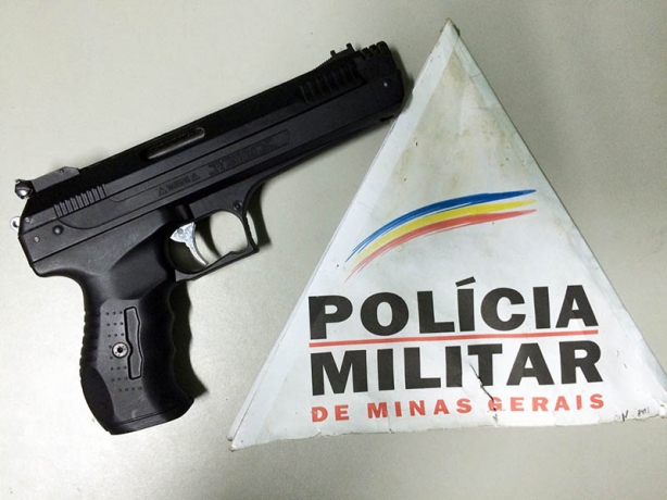 A arma encontrada com os rapazes em um bar na Taquara Preta &eacute; id&ecirc;ntica a uma pistola de uso exclusivo das For&ccedil;as Armadas