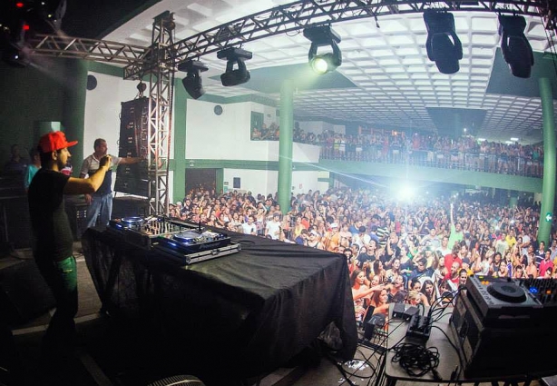 Um público estimado em três mil pessoas dançou ao som de Dennis DJ no Brilho Hall
