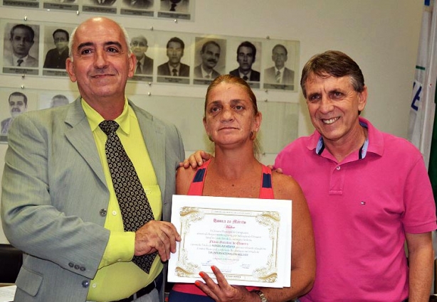 Após ter sua história lembrada pelos vereadores, Flávia Guizilini foi muito aplaudida pelos presentes
