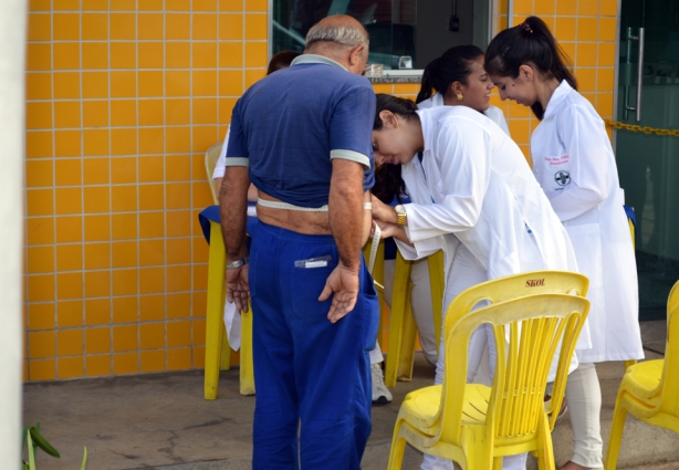 Um grupo de profissionais examina os profissionais que aceitam participar do projeto