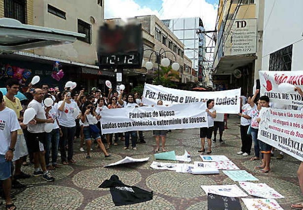 Moradores de Viçosa tomaram as ruas do centro da cidade neste sábado para pedir segurança