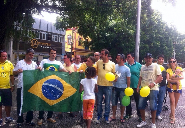 O grupo de manifestantes de Cataguases se reuniu nesta manhã de domingo