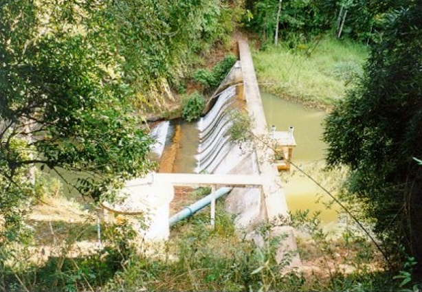 Barragem e vertedouro do sistema de abastecimento de água em Leopoldina