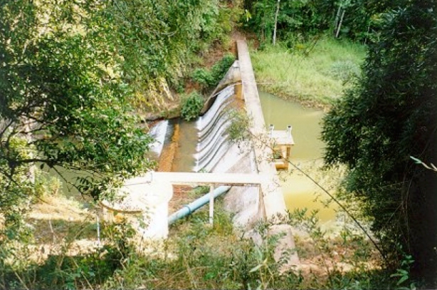 Barragem e vertedouro do sistema de abastecimento de &aacute;gua em Leopoldina