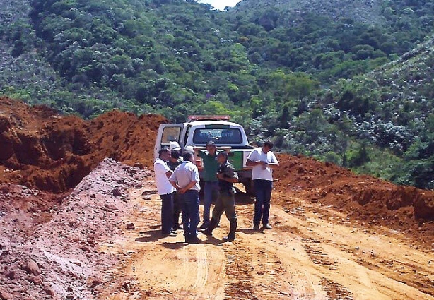 A área onde acontece a mineração sendo fiscalizada pela Polícia do Meio Ambiente