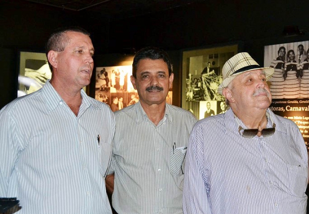 O Prefeito José Ronaldo Milani, o vice, Jamie Vargas e o ator Mauro Mendonça durante visita ao Memorial Ataulfo Alves