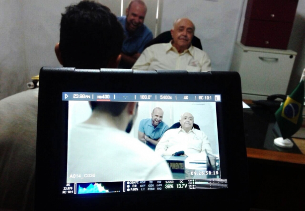 Momento de descontração durante as gravações do curta "Dois" com os atores Eduardo Dascar e Mauro Mendonça