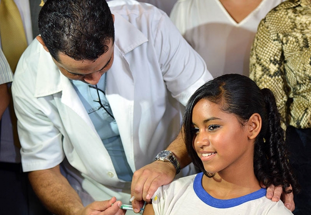 Meninas com idade de 9 a 11 anos começaram a receber a dose da vacina contra HPV (foto ilustrativa)