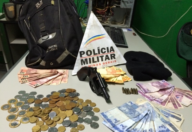 Os policiais apreenderam dinheiro, arma, munição, mochila e touca ninja usada pelo menor