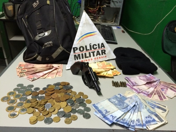 Os policiais apreenderam dinheiro, arma, muni&ccedil;&atilde;o, mochila e touca ninja usada pelo menor