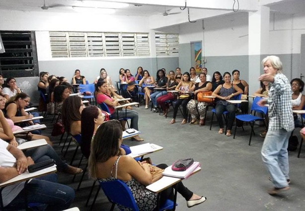 Álvaro encantou as alunas de Pedagogia da Unopar com sua sensibilidade e conhecimento