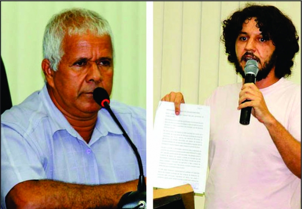 O Presidente da Câmara, Antônio Beleza (esquerda) não aceitou o documento que lhe foi entregue por Fábio Caetano (direita)