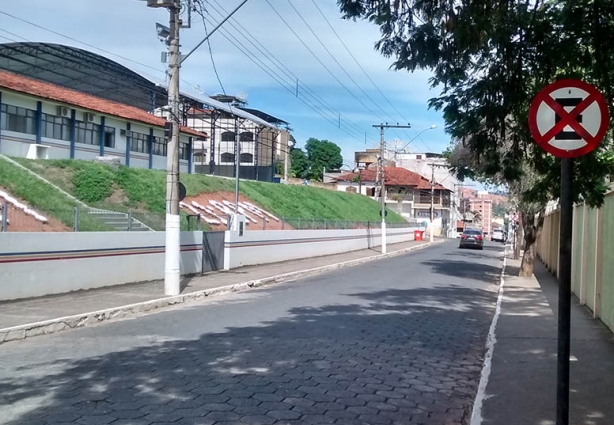 A Rua em frente ao Batalhão da Polícia Militar em Ubá terá mão dupla