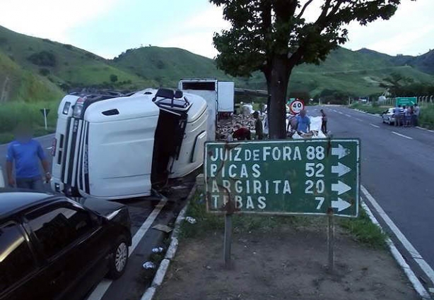 A carreta tombou após descer a serra da Vileta e esparramou a carga pela pista