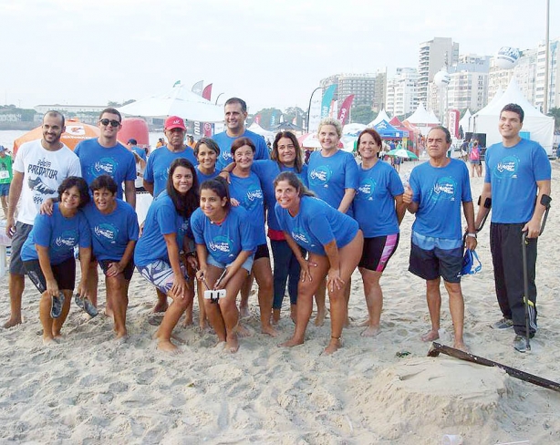 Os atletas, na praia de Copacabana, posaram para a foto momentos antes da competi&ccedil;&atilde;o