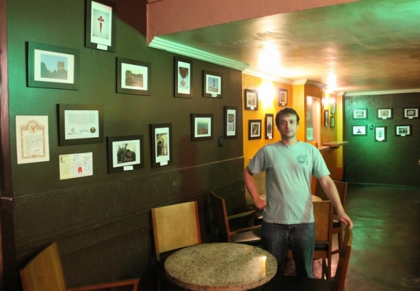 Tiago Nunes no D'angelo ao lado de suas fotos que estarão em exposição até o próximo domingo